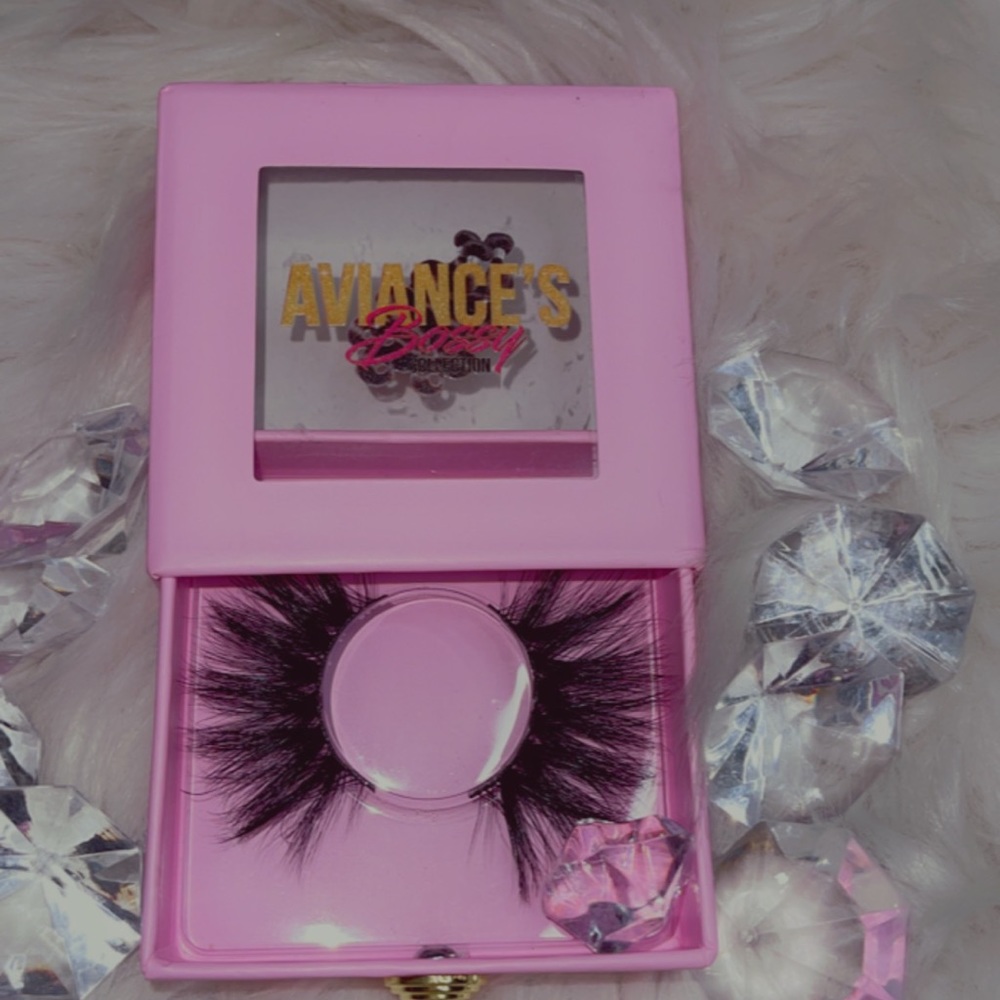 Lashes - Picture 5 of 8